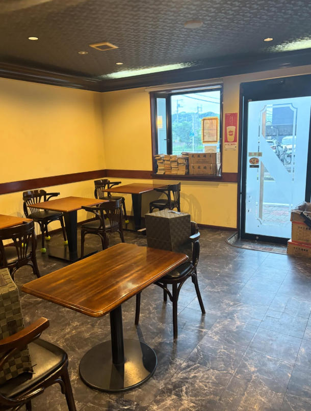 明るい壁と木のテーブルが並ぶ、寄り道の店内