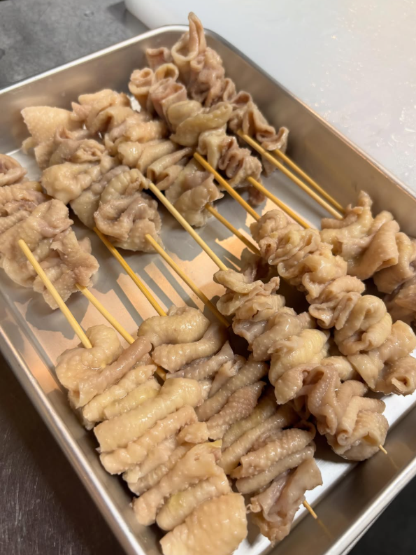 バットに並べられた、一本ずつ手打ちされた串