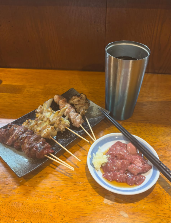 炭火で焼き上げた焼き鳥の盛り合わせと、新鮮なレバ刺し
